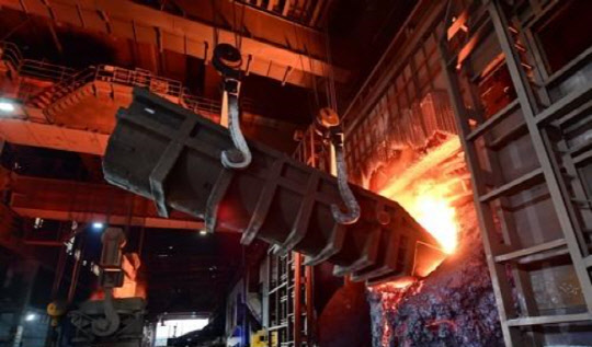 철광석 가격이 올해 가장 낮은 수준까지 하락하면서 제조업계가 철강제품 가격 인상에 대한 부담을 덜게 됐다. 사진은 중국 허베이성 탕산의 제철소 모습. <연합뉴스>